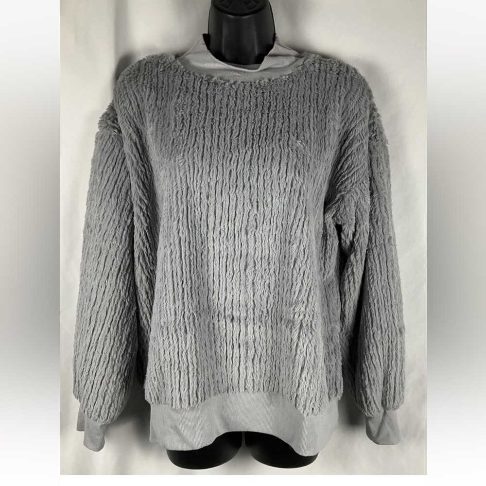 Crown &‎ Ivy Top Women's Size M Faux Fur Grey Pullover